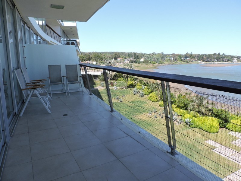 Departamento de 4 dormitorios y dependencia frente a la desembocadura